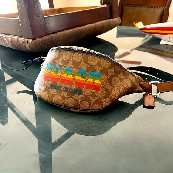 I’m selling this beautiful fanny pack coach bag I only wore it once - Picture 2 of 2